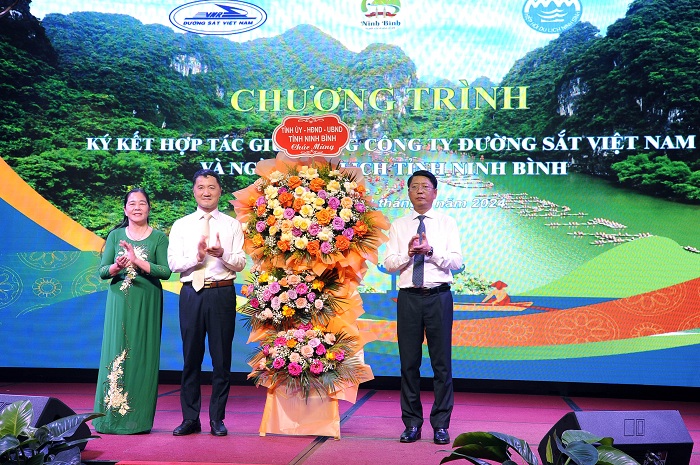 Đồng chí Trần Song Tùng, Phó Chủ tịch UBND tỉnh tặng hoa chúc mừng ngành Du lịch Ninh Bình.